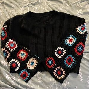 Cropped knit sweater. Patterned loose knit sleeves. Size S/M